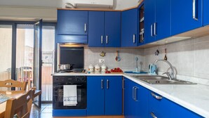 Refrigerador, horno y utensilios de cocina 