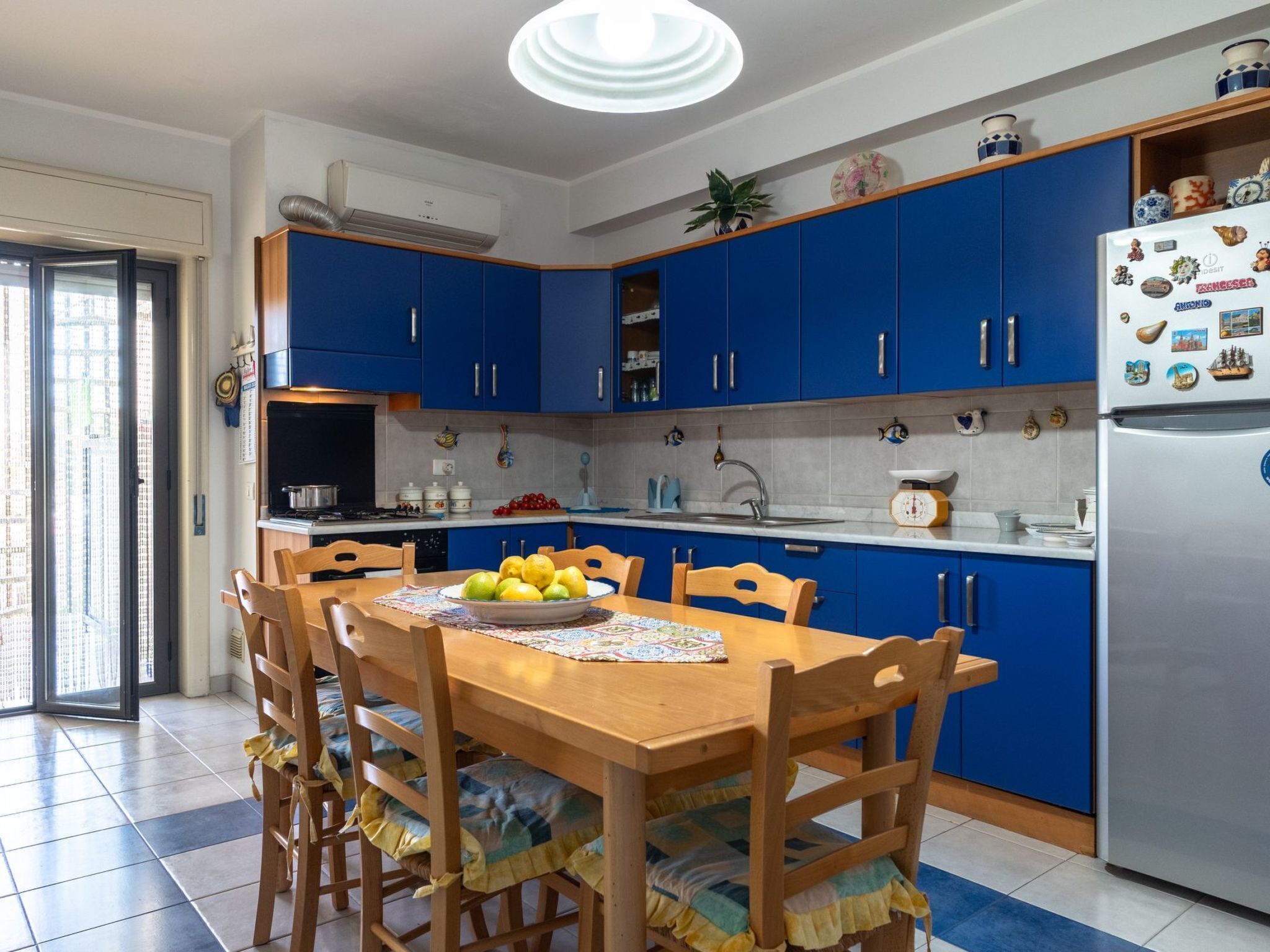 Refrigerador, horno y utensilios de cocina 
