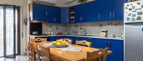 Refrigerador, horno y utensilios de cocina