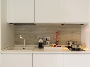 Fridge, microwave, cookware/dishes/utensils - Die Suiten - Apartment 2 by Interhome (Riposto)