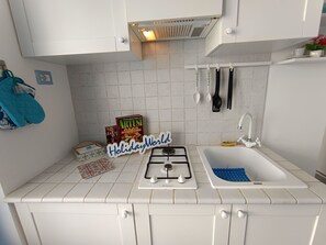 Kühlschrank, Mikrowelle, Ofen, Kochgeschirr/Geschirr/Besteck