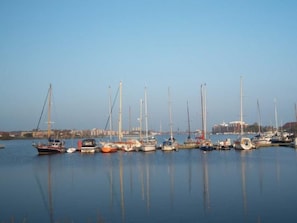 Marina - Ruhige Ferienwohnung mit Balkon und Parkplatz by Interhome (Wilhelmshaven)