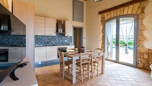 Fridge, microwave, oven, dishwasher - Zwei Einheiten, Luxus, Schwimmbad, Gemüsegarten by Interhome (Menfi)