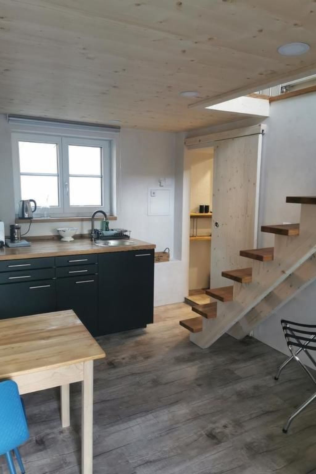 Kühlschrank, Mikrowelle, Kochgeschirr/Geschirr/Besteck