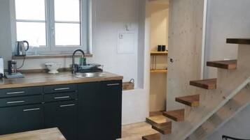 Kühlschrank, Mikrowelle, Kochgeschirr/Geschirr/Besteck