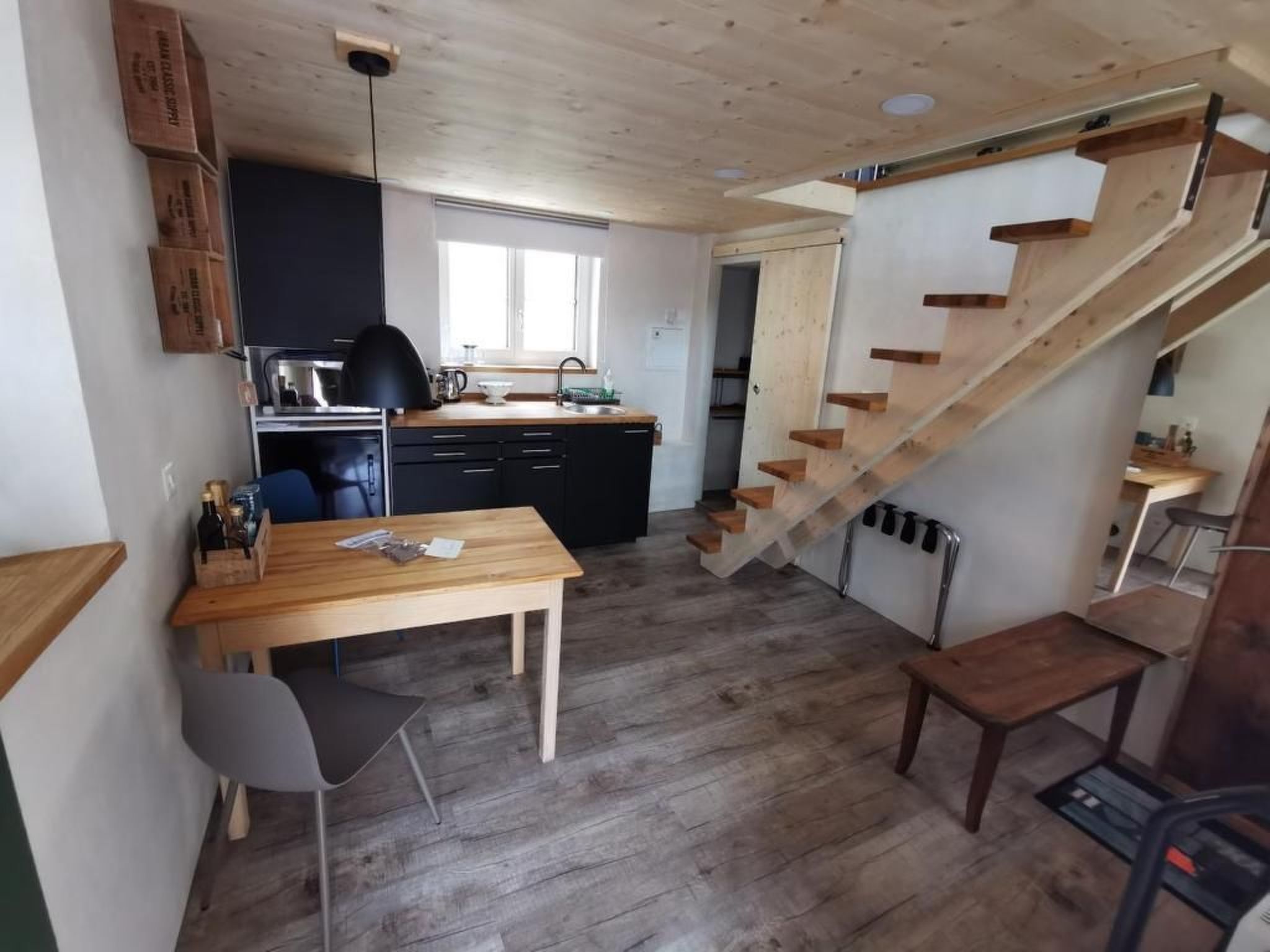 Kühlschrank, Mikrowelle, Kochgeschirr/Geschirr/Besteck