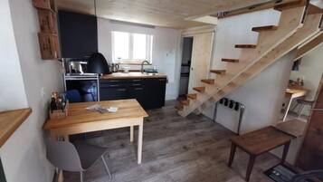 Kühlschrank, Mikrowelle, Kochgeschirr/Geschirr/Besteck