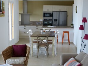 Kitchen / Dining Room - Casa Alimea mit Spa und herrlichem Meerblick by Interhome (Monticello)