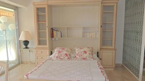 Room - Studio Vue mer standing proche Cannes by Interhome (Golfe Juan)