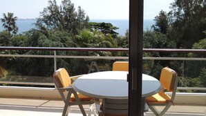 Outdoor dining - Studio Vue mer standing proche Cannes by Interhome (Golfe Juan)
