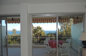 Dining - Studio Vue mer standing proche Cannes by Interhome (Golfe Juan)