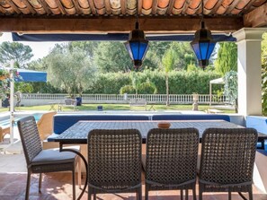 Outdoor dining - Villa mit privatem Pool und Fitnessraum by Interhome (Mougins)