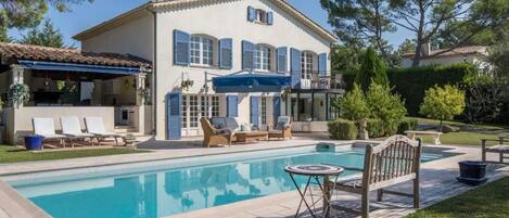 Et oppvarmet basseng