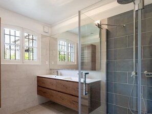 Bathroom - Villa mit privatem Pool und Fitnessraum by Interhome (Mougins)