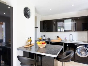 Fridge, microwave, oven, dishwasher - Côte d'Azur ganze Villa beheizter Pool Meerblick by Interhome (Le Rouret)