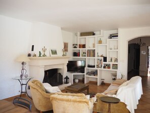 TV - Charmantes Landhaus mit Garten by Interhome (Pierrevert)