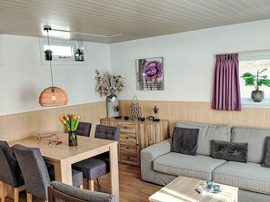 Dining - Sommerhaus in ruhiger Lage mit privatem Garten und Terrasse by Interhome (Egmond aan Zee)