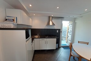 Fridge, microwave, cookware/dishes/utensils - Gîte de la pointe by Interhome (Plougastel-Daoulas)