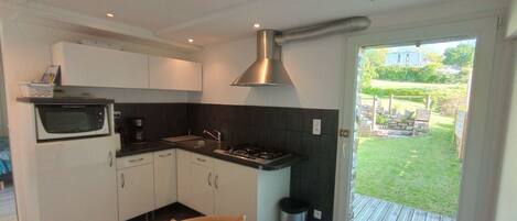 Refrigerador, microondas y utensilios de cocina