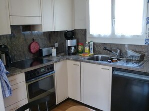 Kühlschrank, Mikrowelle, Ofen, Geschirrspüler