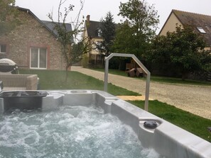 Outdoor spa tub - "Le Rayon Vert" mit Jacuzzi by Interhome (Saint-Pair-sur-Mer)
