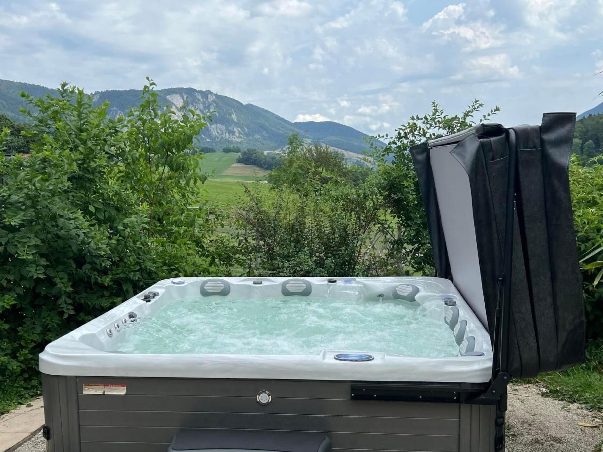 Banyera d'hidromassatge a l'aire lliure