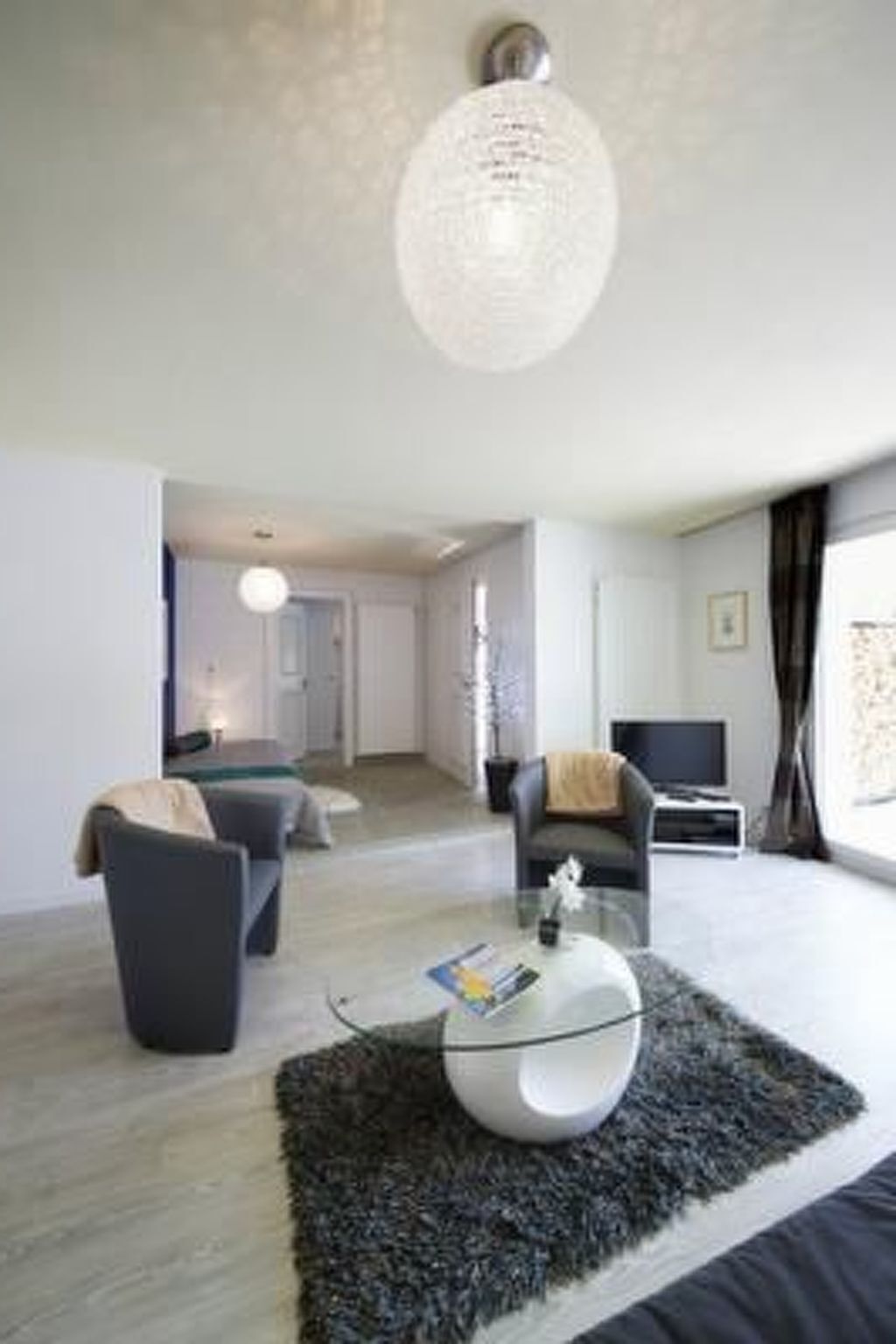 Fernseher, Kamin, DVD-Player