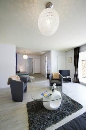 Televisie, een open haard en een dvd-speler