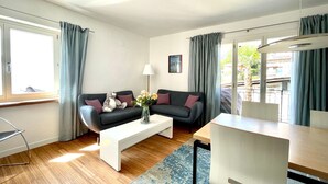 Ein modernes Wohnzimmer mit einer Couch, einem Couchtisch und einem Essbereich.