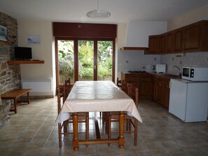 Fridge, microwave, cookware/dishes/utensils - Eine kleine Oase der Ruhe am Meer by Interhome (Guidel)