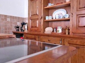 Fridge, oven, dishwasher, cookware/dishes/utensils - Anwesen "Vila Harmonia" mit Infinity-Pool by Interhome (Opatija/Ičići)
