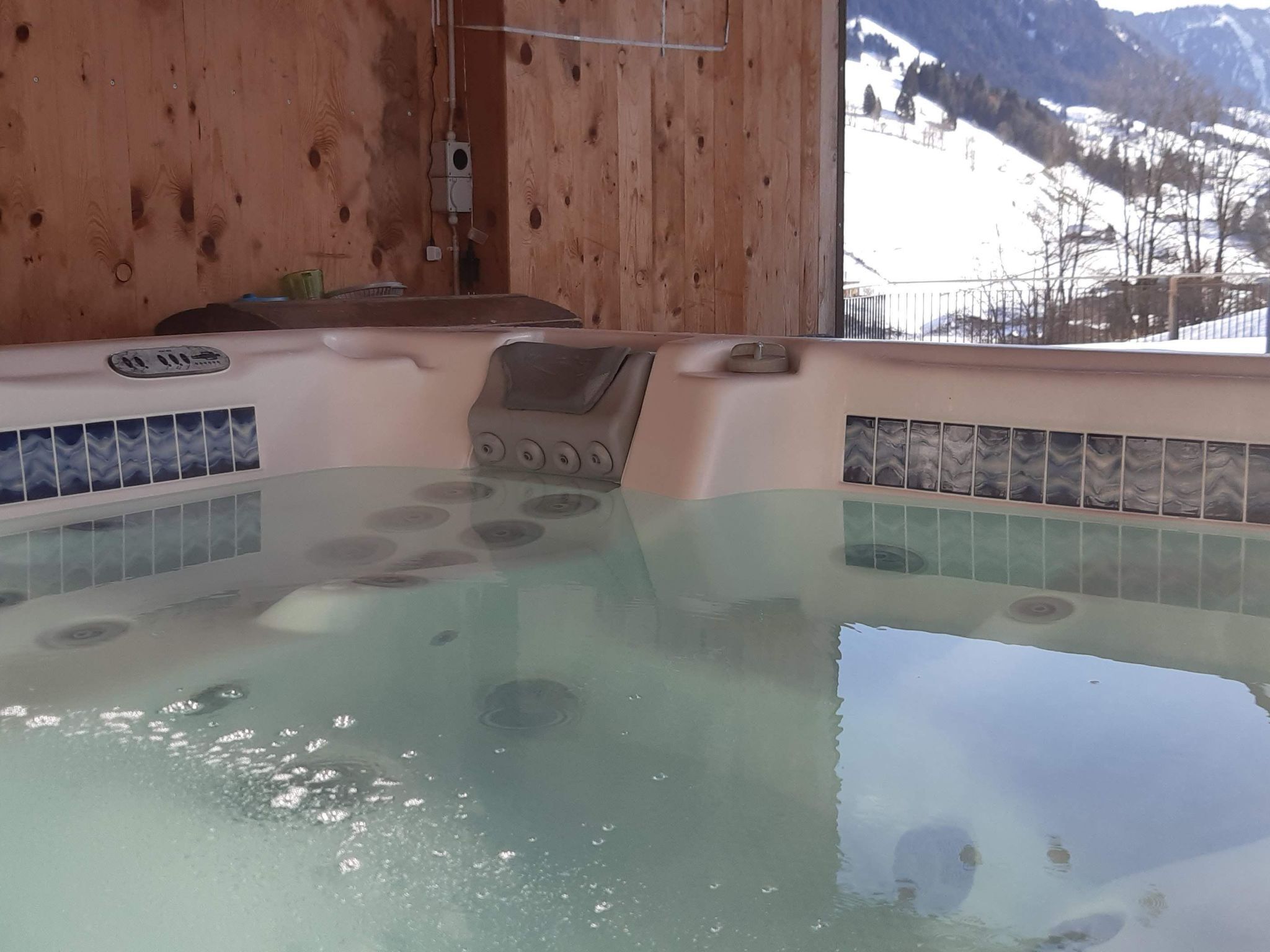 Bañera de hidromasaje al aire libre