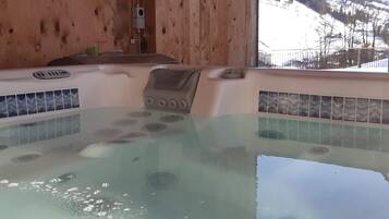 Bañera de hidromasaje al aire libre