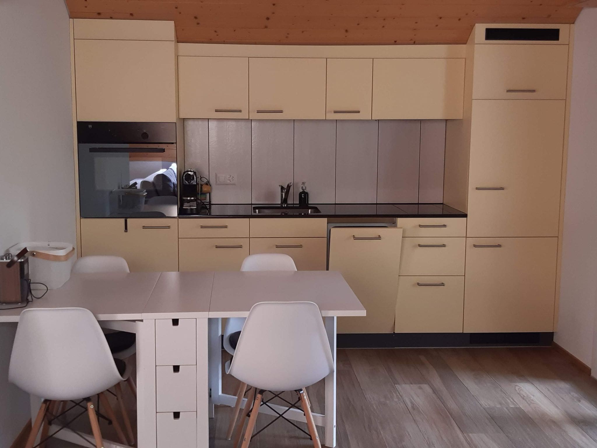 Kylskåp, mikrovågsugn, ugn och diskmaskin