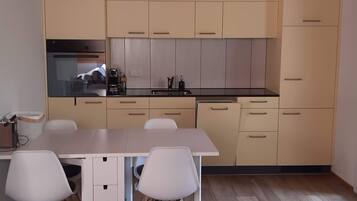 Kylskåp, mikrovågsugn, ugn och diskmaskin