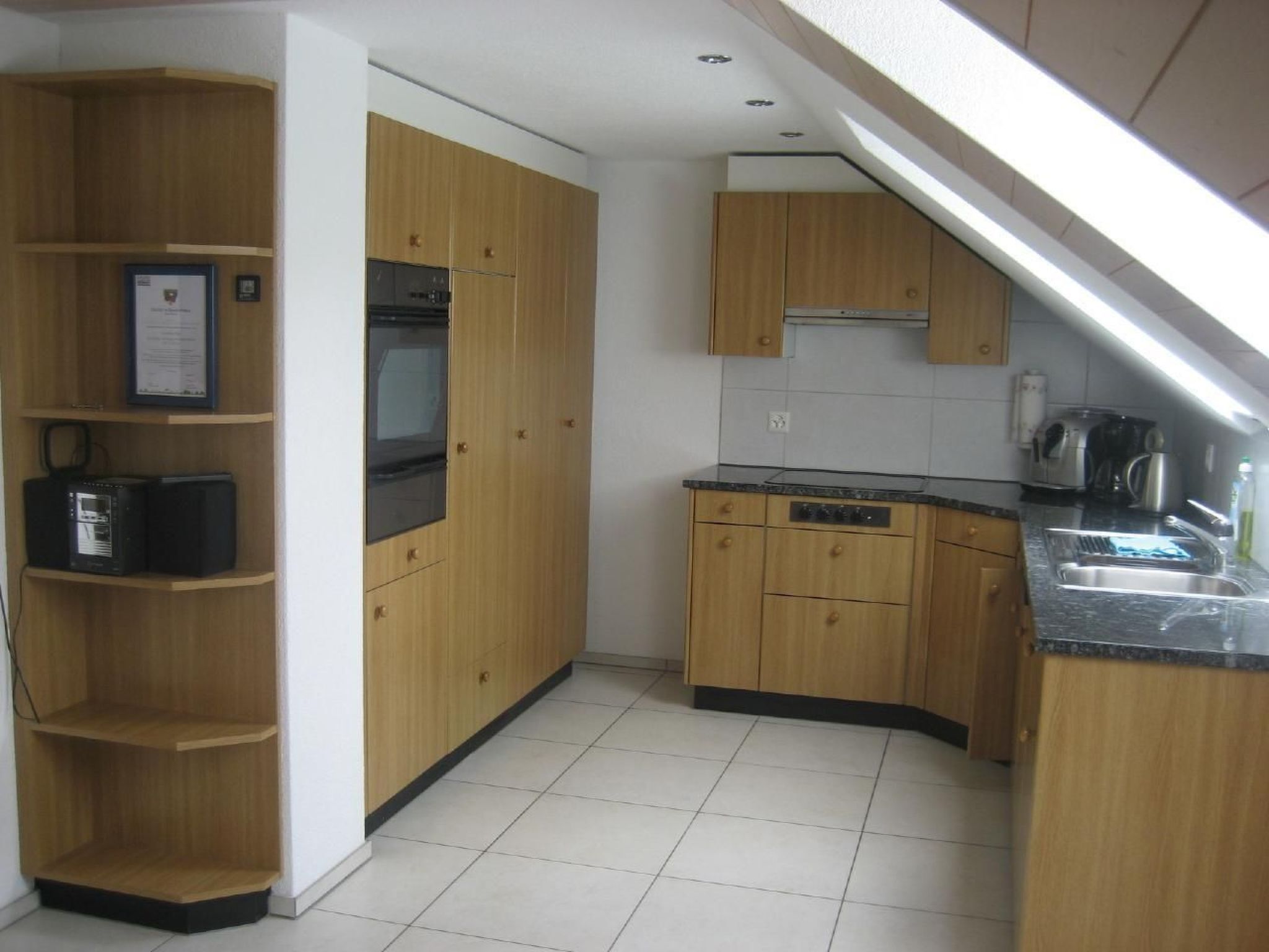 Køleskab, ovn, opvaskemaskine, køkkentøj/tallerkener/redskaber