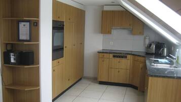 Køleskab, ovn, opvaskemaskine, køkkentøj/tallerkener/redskaber