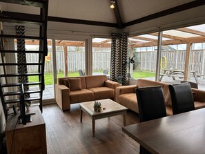 TV - Gemütliche Hütte by Interhome (Stavenisse)