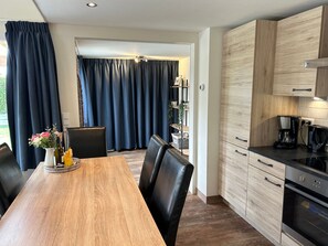 Fridge, microwave, oven, dishwasher - in einem familienfreundlichen Ferienpark by Interhome (Stavenisse)