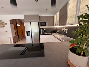 Kühlschrank, Mikrowelle, Ofen, Geschirrspüler
