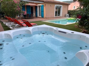 A heated pool - Villa 3 Schlafzimmer beheizter Pool privater Jacuzzi by Interhome (Taradeau)