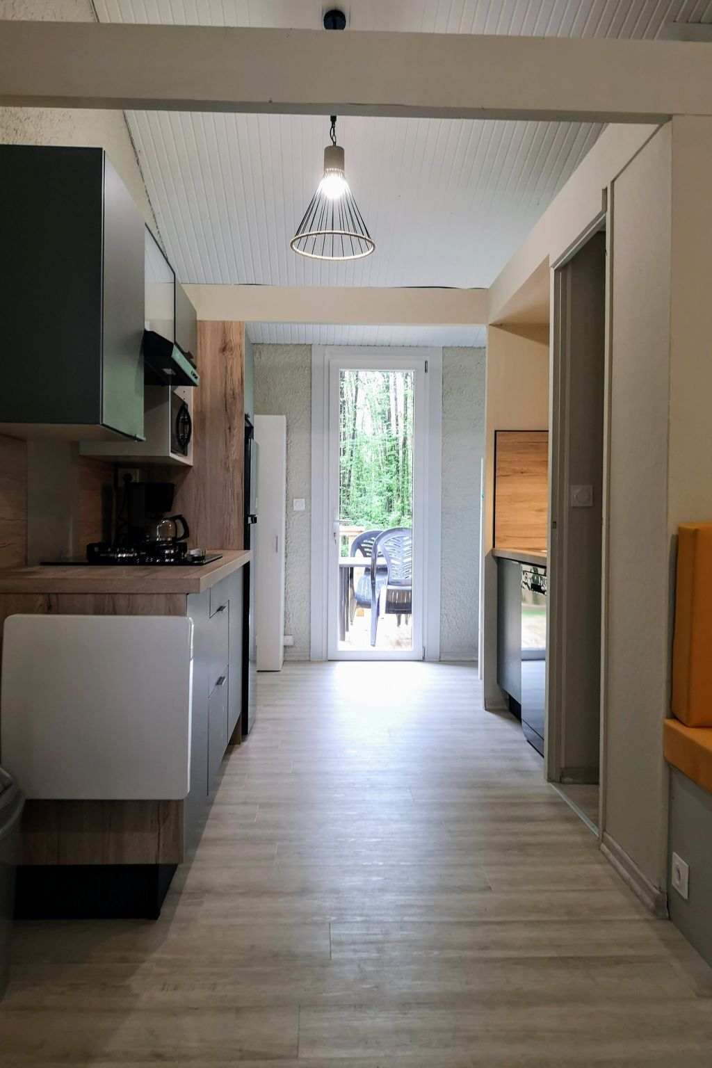 Fridge, microwave, dishwasher, cookware/dishes/utensils