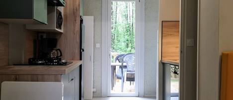 Fridge, microwave, dishwasher, cookware/dishes/utensils