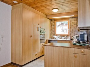Fridge, microwave, oven, dishwasher - Apartment Aare by Interhome (Ringgenberg)