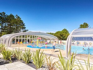 A heated pool - Mobilheim 3 chambres, klettern, Ll by Interhome (Saint Jean de Monts)