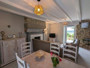 TV - Gite Pamphilienne mit Blick auf Mont Saint Michel by Interhome (Courtils)