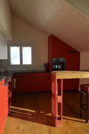 Jääkaappi, uuni, astianpesukone, keittoastiat/astiat/ruokailuvälineet