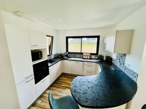 Fridge, microwave, oven, dishwasher - Maison de vacances "Strandhaus" by Interhome (Gouville-sur-Mer)