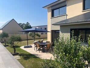 Outdoor dining - Maison de vacances "Strandhaus" by Interhome (Gouville-sur-Mer)