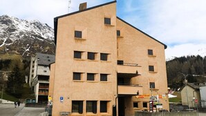 Un edificio de varios pisos con techo plano y varias ventanas, con un letrero que indica un restaurante.
